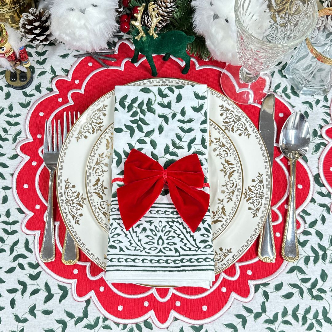 Green leaf tablecloth and red ava luxury placemats red velvet bows