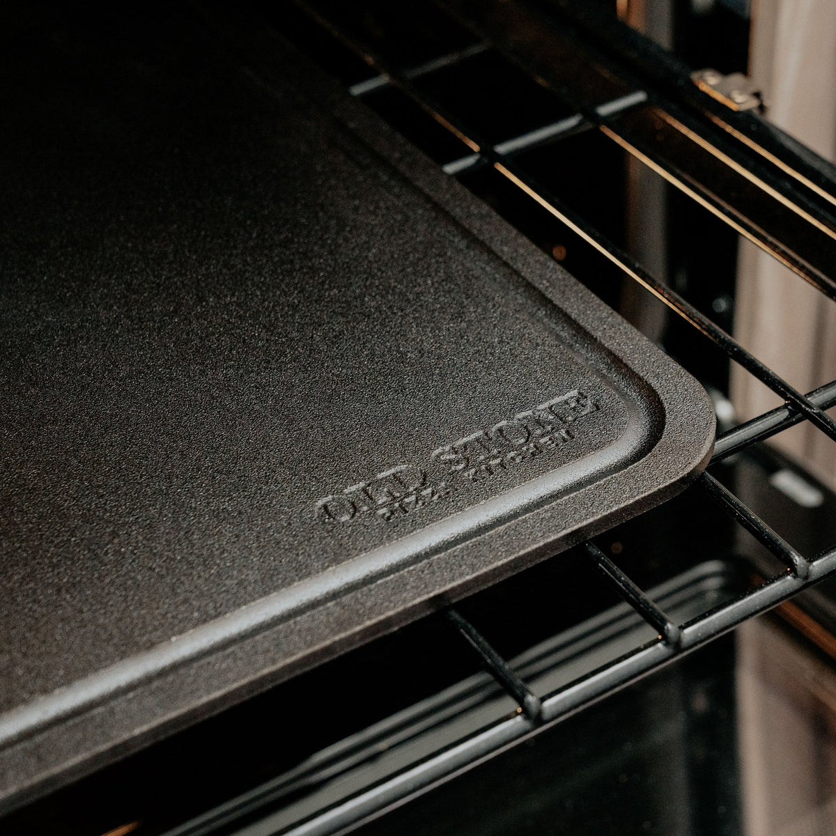 Pizza Steel with Moat in Black