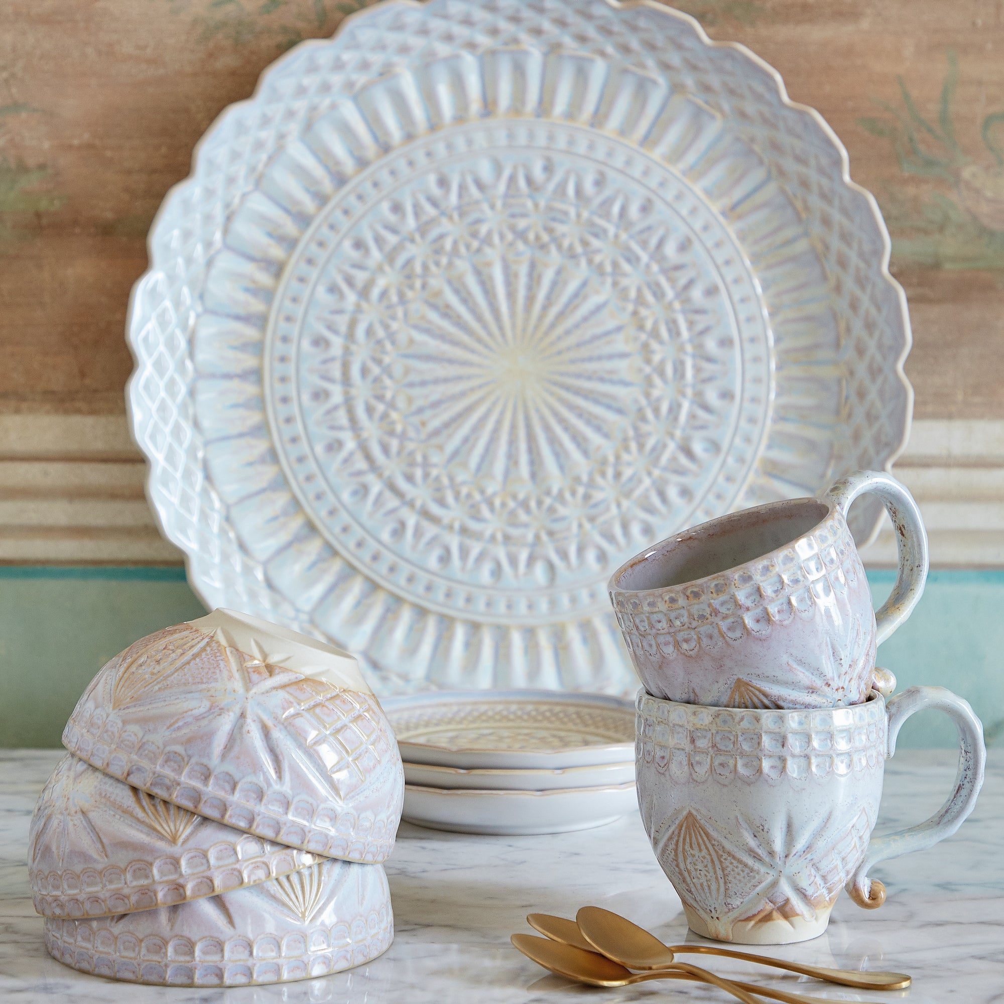 Cristal Collection Round Platter in Nacar