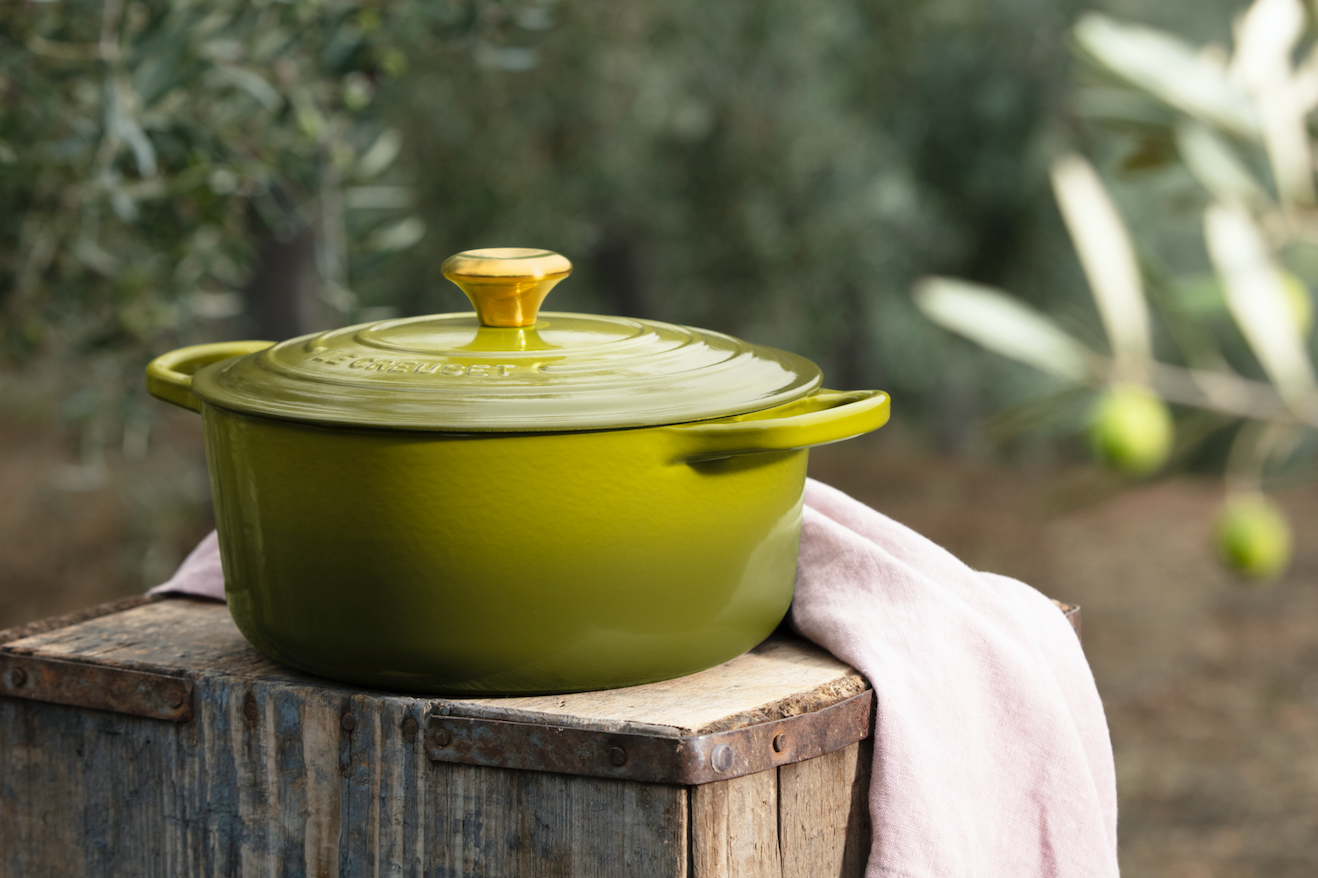 Signature Round Dutch Oven in Olive 7.25 qt.